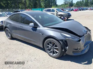2022 Tesla Model 3 Long Range z VIN 5YJ3E1EB2NF182940, wystawiony jako IAAI lot #42433229 z przebiegiem 31 130 mil mil oraz . Historia ofert i sprzedaży dostępna na DreamBid. Obrazek 1.