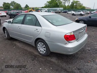 2005 Toyota Camry STD z VIN 4T1BE32K45U562005, wystawiony jako IAAI lot #42354477 z przebiegiem 205 193 mil mil oraz . Historia ofert i sprzedaży dostępna na DreamBid. Obrazek 3.