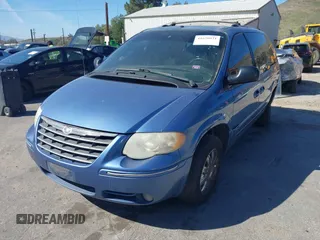 2007 Chrysler Town & Country Limited with VIN 2A4GP64L07R170855, listed as a IAAI auction lot 41626921 with 215,502 mi miles. Bid and sale history available at carsss.com. Image 2.