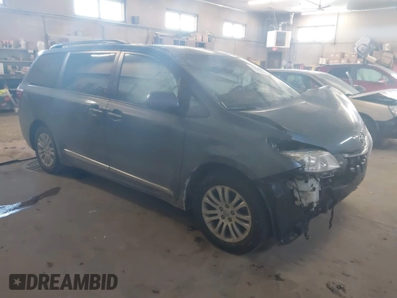 2017 Toyota Sienna XLE Auto Access Seat z VIN 5TDYZ3DC3HS885429, wystawiony jako IAAI lot #41454153 z przebiegiem 131 250 mil mil oraz . Historia ofert i sprzedaży dostępna na DreamBid. Obrazek 1.