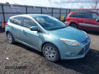 2012 Ford Focus SE z VIN 1FAHP3K20CL468687, wystawiony jako IAAI lot #41723039 z przebiegiem 129 088 mil mil oraz . Historia ofert i sprzedaży dostępna na DreamBid. Obrazek 1.