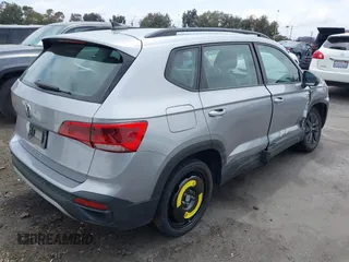 2024 Volkswagen Taos S z VIN 3VV5X7B26RM037123, wystawiony jako IAAI lot #42447853 z przebiegiem 32 395 mil mil oraz . Historia ofert i sprzedaży dostępna na DreamBid. Obrazek 4.
