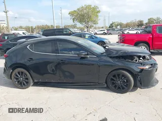 2023 Mazda 3 Premium Plus z VIN JM1BPBNY0P1615814, wystawiony jako IAAI lot #41718577 z przebiegiem Nie podano mil oraz . Historia ofert i sprzedaży dostępna na DreamBid. Obrazek 13.