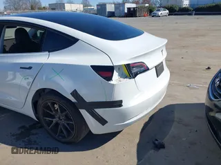 2023 Tesla Model 3 z VIN 5YJ3E1EA1PF545223, wystawiony jako IAAI lot #41591588 z przebiegiem 26 523 mil mil oraz . Historia ofert i sprzedaży dostępna na DreamBid. Obrazek 6.