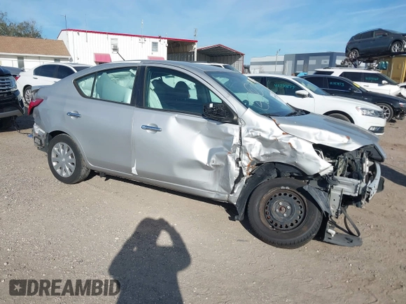2019 Nissan Versa SV z VIN 3N1CN7AP4KL863069, wystawiony jako IAAI lot #41694007 z przebiegiem 131 141 mil mil oraz . Historia ofert i sprzedaży dostępna na DreamBid. Obrazek 1.