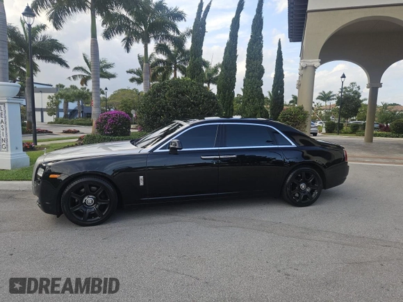 2012 Rolls-Royce Ghost z VIN SCA664L5XCUX65678, wystawiony jako Copart lot #52472415 z przebiegiem 70 892 mil mil oraz Tytuł czysty. Historia ofert i sprzedaży dostępna na DreamBid. Obrazek 3.
