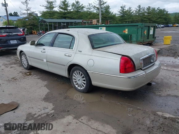 2005 Lincoln Town Car Signature Limited z VIN 1LNHM82W35Y654826, wystawiony jako IAAI lot #42334790 z przebiegiem 96 113 mil mil oraz . Historia ofert i sprzedaży dostępna na DreamBid. Obrazek 3.