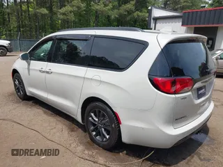 2020 Chrysler Pacifica Launch Edition z VIN 2C4RC3BG6LR288952, wystawiony jako IAAI lot #42122770 z przebiegiem 32 942 mil mil oraz . Historia ofert i sprzedaży dostępna na DreamBid. Obrazek 3.