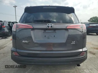 2017 Toyota RAV4 LE z VIN JTMBFREV8HJ702427, wystawiony jako Copart lot #59546985 z przebiegiem 55 362 mil mil oraz Szkoda całkowita • Salvage title. Historia ofert i sprzedaży dostępna na DreamBid. Obrazek 6.