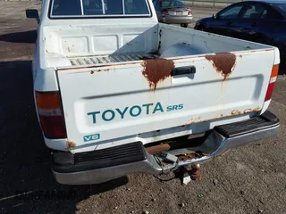 1994 Toyota Pickup SR5 z VIN JT4VN13G3R5138301, wystawiony jako IAAI lot #41871065 z przebiegiem 181 040 mil mil oraz . Historia ofert i sprzedaży dostępna na DreamBid. Obrazek 6.