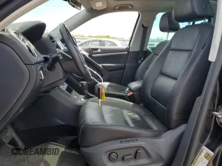 2013 Volkswagen Tiguan SE z VIN WVGAV7AX4DW523112, wystawiony jako Copart lot #53261855 z przebiegiem 86 190 mil mil oraz Szkoda całkowita • Salvage title. Historia ofert i sprzedaży dostępna na DreamBid. Obrazek 7.
