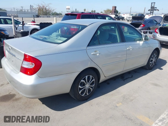 2004 Toyota Camry LE z VIN 4T1BE32K64U799027, wystawiony jako IAAI lot #42322301 z przebiegiem 89 437 mil mil oraz . Historia ofert i sprzedaży dostępna na DreamBid. Obrazek 4.