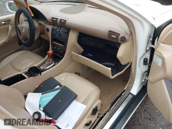 2003 Mercedes-Benz C 240 z VIN WDBRF61J63F390375, wystawiony jako IAAI lot #42207848 z przebiegiem Nie podano mil oraz . Historia ofert i sprzedaży dostępna na DreamBid. Obrazek 5.