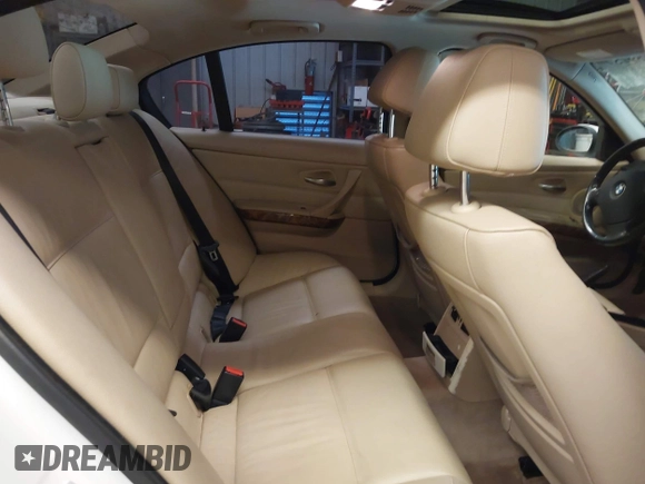 2007 BMW 3 Series 328xi с VIN WBAVC93537KX53235, выставлен на аукционе IAAI как лот 42859757 с пробегом 139 575 миль миль и . История ставок и продаж доступна на DreamBid. Изображение 8.