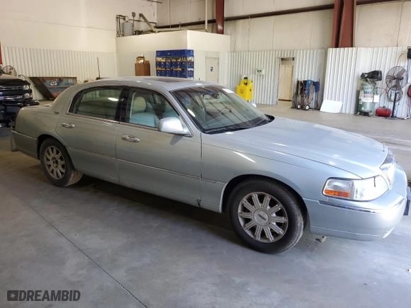 2007 Lincoln Town Car Signature Limited with VIN 1LNHM82VX7Y632445, listed as a Copart auction lot 50811845 with 197,104 mi miles and Salvage Title. Bid and sale history available at carsss.com. Image 4.