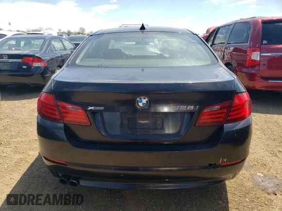 2013 BMW 5 Series 528i xDrive z VIN WBAXH5C51DDW13929, wystawiony jako Copart lot #55298965 z przebiegiem 113 810 mil mil oraz Szkoda całkowita • Salvage title. Historia ofert i sprzedaży dostępna na DreamBid. Obrazek 6.