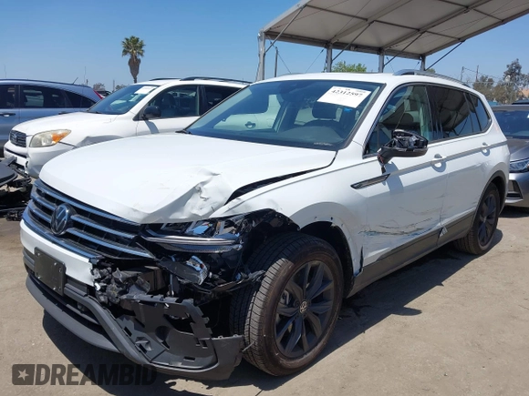 2024 Volkswagen Tiguan SE z VIN 3VVNB7AX4RM198923, wystawiony jako IAAI lot #42312597 z przebiegiem 6 827 mil mil oraz . Historia ofert i sprzedaży dostępna na DreamBid. Obrazek 2.
