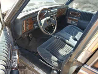 1988 Cadillac Brougham z VIN 1G6DW51Y2J9714052, wystawiony jako Copart lot #77274064 z przebiegiem 69 106 mil mil oraz Szkody całkowita. Historia ofert i sprzedaży dostępna na DreamBid. Obrazek 8.