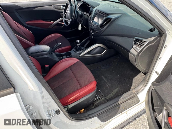2016 Hyundai Veloster Turbo z VIN KMHTC6AE3GU296034, wystawiony jako Copart lot #59438335 z przebiegiem 121 565 mil mil oraz Czysty tytuł • Clean title. Historia ofert i sprzedaży dostępna na DreamBid. Obrazek 5.