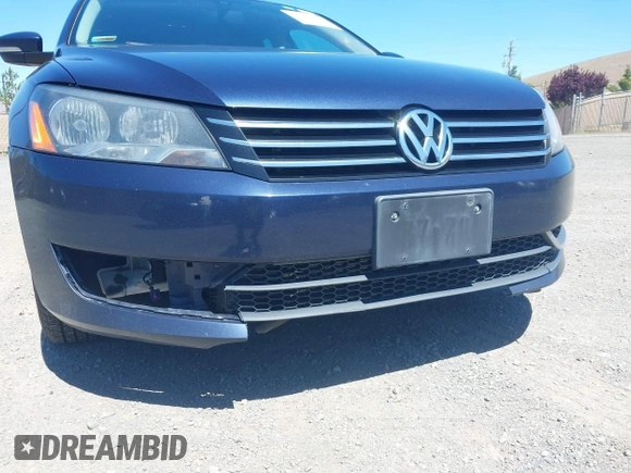2015 Volkswagen Passat Limited Edition Edition z VIN 1VWAT7A38FC049237, wystawiony jako IAAI lot #42185305 z przebiegiem 157 351 mil mil oraz . Historia ofert i sprzedaży dostępna na DreamBid. Obrazek 6.