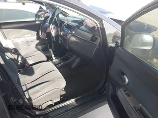 2010 Nissan Versa S z VIN 3N1BC1CP2AL351420, wystawiony jako IAAI lot #42076957 z przebiegiem 209 127 mil mil oraz . Historia ofert i sprzedaży dostępna na DreamBid. Obrazek 5.