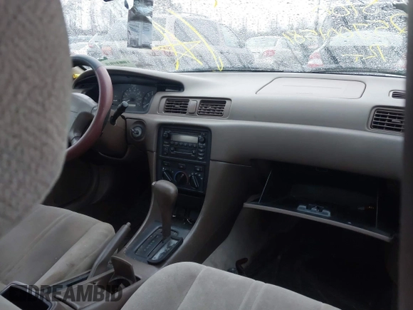 2001 Toyota Camry CE z VIN 4T1BG22K01U847704, wystawiony jako IAAI lot #41583762 z przebiegiem Nie podano mil oraz . Historia ofert i sprzedaży dostępna na DreamBid. Obrazek 5.