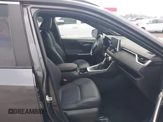 2021 Toyota RAV4 Hybrid XSE z VIN 4T3E6RFV7MU062914, wystawiony jako IAAI lot #42285928 z przebiegiem 46 639 mil mil oraz . Historia ofert i sprzedaży dostępna na DreamBid. Obrazek 5.