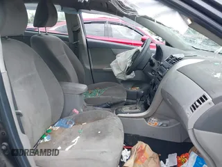 2010 Toyota Corolla z VIN 1NXBU4EE7AZ313190, wystawiony jako IAAI lot #42071393 z przebiegiem Nie podano mil oraz . Historia ofert i sprzedaży dostępna na DreamBid. Obrazek 5.