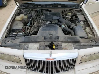 1996 Lincoln Town Car Cartier z VIN 1LNLM83W8TY734774, wystawiony jako Copart lot #52219725 z przebiegiem 128 444 mil mil oraz Tytuł czysty. Historia ofert i sprzedaży dostępna na DreamBid. Obrazek 11.