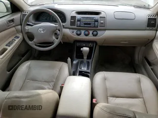 2002 Toyota Camry LE z VIN 4T1BE32K92U524457, wystawiony jako Copart lot #56864365 z przebiegiem 274 760 mil mil oraz Czysty tytuł • Clean title. Historia ofert i sprzedaży dostępna na DreamBid. Obrazek 8.