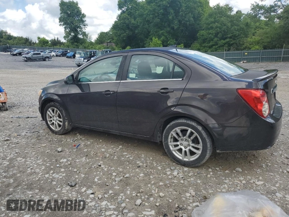 2014 Chevrolet Sonic LT z VIN 1G1JC5SH1E4221918, wystawiony jako Copart lot #56589105 z przebiegiem 152 320 mil mil oraz Szkoda całkowita • Salvage title. Historia ofert i sprzedaży dostępna na DreamBid. Obrazek 2.