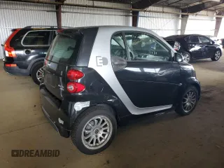 2013 Smart fortwo Passion z VIN WMEEJ9AA2DK673558, wystawiony jako Copart lot #50930415 z przebiegiem Nie podano mil oraz Tytuł czysty. Historia ofert i sprzedaży dostępna na DreamBid. Obrazek 3.