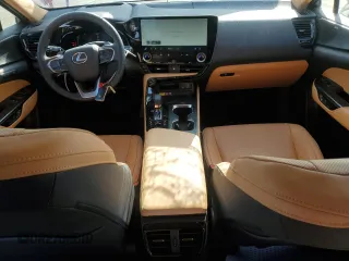 2025 Lexus NX 450h+ Luxury z VIN JTJHKCFZ8S2045003, wystawiony jako Copart lot #83684334 z przebiegiem 2 269 mil mil oraz Szkoda całkowita • Salvage title. Historia ofert i sprzedaży dostępna na DreamBid. Obrazek 8.