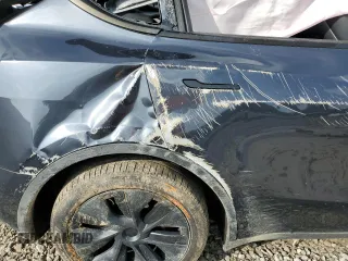 2024 Tesla Model Y Long Range z VIN 7SAYGDEEXRA324517, wystawiony jako Copart lot #55274615 z przebiegiem Nie podano mil oraz Szkoda całkowita • Salvage title. Historia ofert i sprzedaży dostępna na DreamBid. Obrazek 10.