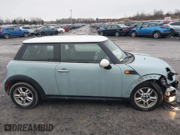 2013 MINI Hardtop z VIN WMWSU3C51DT686959, wystawiony jako IAAI lot #41020389 z przebiegiem 86 770 mil mil oraz . Historia ofert i sprzedaży dostępna na DreamBid. Obrazek 14.