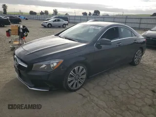 2018 Mercedes-Benz CLA 250 z VIN WDDSJ4GB8JN629441, wystawiony jako Copart lot #45748195 z przebiegiem 57 576 mil mil oraz Szkody całkowita. Historia ofert i sprzedaży dostępna na DreamBid. Obrazek 1.