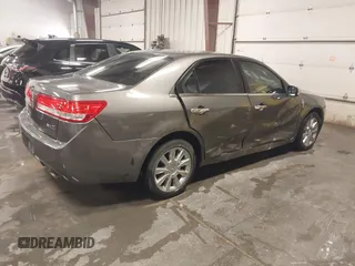 2012 Lincoln MKZ z VIN 3LNHL2GCXCR816462, wystawiony jako IAAI lot #41239544 z przebiegiem 182 083 mil mil oraz . Historia ofert i sprzedaży dostępna na DreamBid. Obrazek 4.