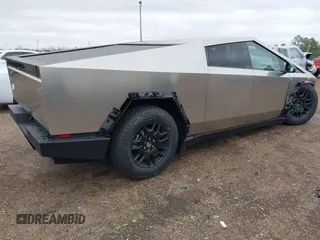 2024 Tesla Cybertruck z VIN 7G2CEHED6RA042416, wystawiony jako IAAI lot #41324245 z przebiegiem 332 mil mil oraz . Historia ofert i sprzedaży dostępna na DreamBid. Obrazek 4.