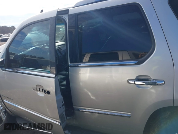 2010 Cadillac Escalade z VIN 1GYUCAEF9AR180758, wystawiony jako IAAI lot #41419380 z przebiegiem 201 784 mil mil oraz . Historia ofert i sprzedaży dostępna na DreamBid. Obrazek 15.
