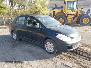 2010 Nissan Versa S z VIN 3N1BC1AP9AL361302, wystawiony jako IAAI lot #42102135 z przebiegiem 127 849 mil mil oraz . Historia ofert i sprzedaży dostępna na DreamBid. Obrazek 1.