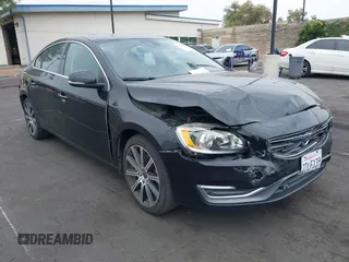 2016 Volvo S60 T5 Drive-E Premier z VIN LYV402FK9GB108961, wystawiony jako IAAI lot #42790852 z przebiegiem 105 072 mil mil oraz . Historia ofert i sprzedaży dostępna na DreamBid. Obrazek 1.