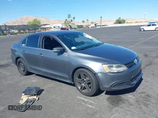 2013 Volkswagen Jetta SE z VIN 3VWDP7AJ0DM253879, wystawiony jako IAAI lot #42224779 z przebiegiem 215 268 mil mil oraz . Historia ofert i sprzedaży dostępna na DreamBid. Obrazek 1.