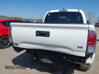 2023 Toyota Tacoma SR z VIN 3TYCZ5AN5PT151681, wystawiony jako IAAI lot #41936577 z przebiegiem 30 056 mil mil oraz . Historia ofert i sprzedaży dostępna na DreamBid. Obrazek 17.