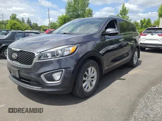 2016 Kia Sorento LX Turbo z VIN 5XYPGDA11GG055411, wystawiony jako Copart lot #61179755 z przebiegiem 185 629 mil mil oraz Czysty tytuł • Clean title. Historia ofert i sprzedaży dostępna na DreamBid. Obrazek 2.