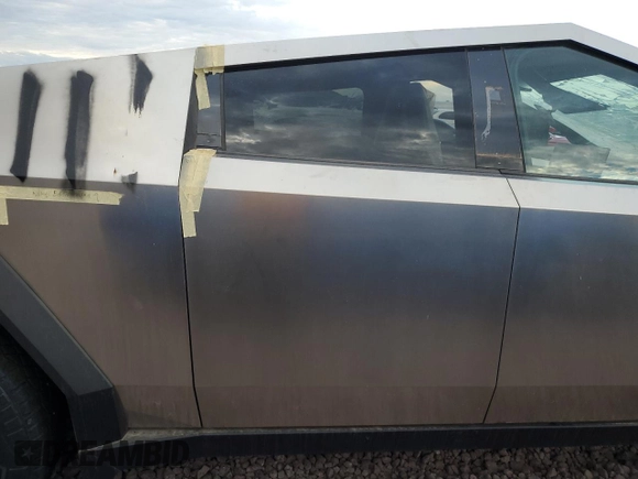 2024 Tesla Cybertruck z VIN 7G2CEHED6RA013370, wystawiony jako Copart lot #69230494 z przebiegiem Nie podano mil oraz Szkody całkowita. Historia ofert i sprzedaży dostępna na DreamBid. Obrazek 10.
