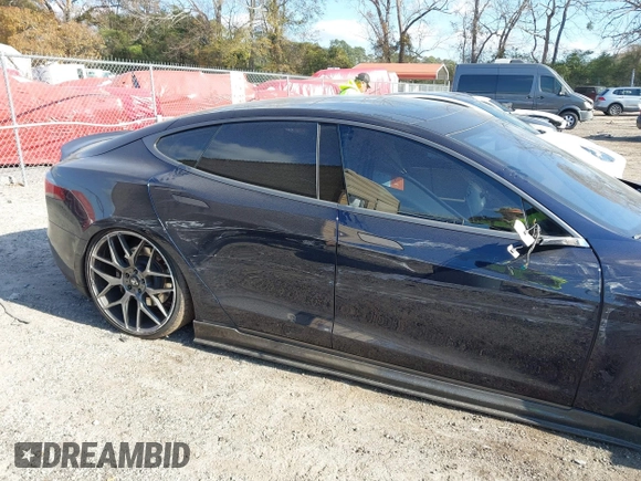 2015 Tesla Model S 85D with VIN 5YJSA4H47FF083005, listed as a IAAI auction lot 40970624 with 84,327 mi miles. Bid and sale history available at carsss.com. Image 19.