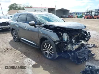 2024 Nissan Pathfinder Platinum z VIN 5N1DR3DG6RC300424, wystawiony jako IAAI lot #42238227 z przebiegiem 3 657 mil mil oraz . Historia ofert i sprzedaży dostępna na DreamBid. Obrazek 1.