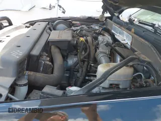 2017 Chevrolet Silverado 2500HD LTZ z VIN 1GC1KWEY4HF232559, wystawiony jako IAAI lot #42451383 z przebiegiem 65 948 mil mil oraz . Historia ofert i sprzedaży dostępna na DreamBid. Obrazek 19.