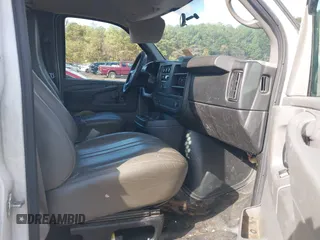 2014 Chevrolet Express Cargo z VIN 1GCWGFCA3E1143040, wystawiony jako IAAI lot #40703687 z przebiegiem 315 472 mil mil oraz . Historia ofert i sprzedaży dostępna na DreamBid. Obrazek 5.