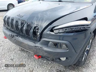 2017 Jeep Cherokee Trailhawk z VIN 1C4PJMBS1HW569093, wystawiony jako IAAI lot #42286940 z przebiegiem 121 876 mil mil oraz . Historia ofert i sprzedaży dostępna na DreamBid. Obrazek 6.